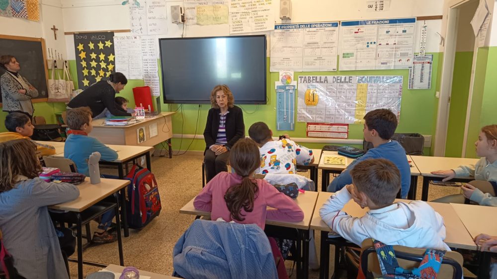 La scrittrice Anna Sarfatti alla Scuola Primaria ‘Gianni Rodari’ di Mezzano