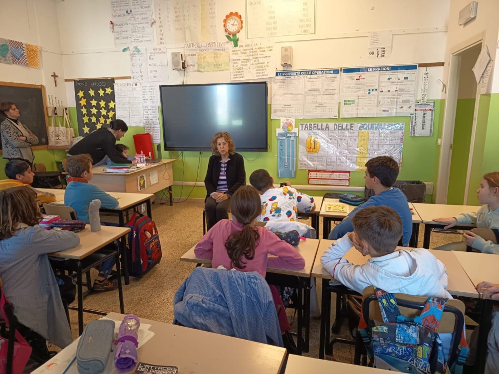 La scrittrice Anna Sarfatti alla Scuola Primaria ‘Gianni Rodari’ di Mezzano
