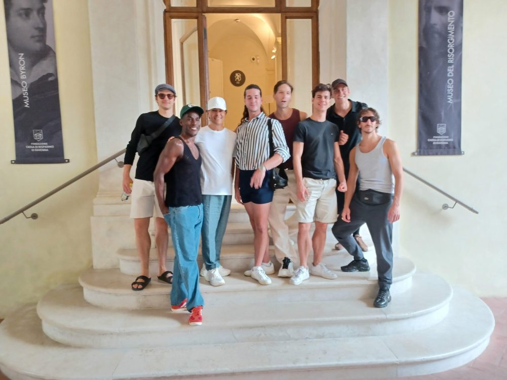 Gli artisti della ‘Etoile pour homme’ in visita ai Musei Byron e del Risorgimento