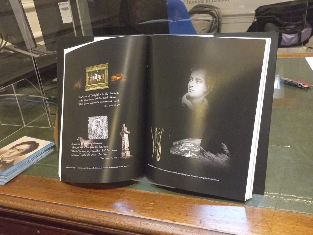 Lord Byron torna in Inghilterra oltre duecento anni dopo l’esilio: libri e cartoline all’Istituto Italiano di Cultura a Londra