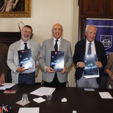 «a la futura gente» DANTE CI ATTENDE NEL FUTURO