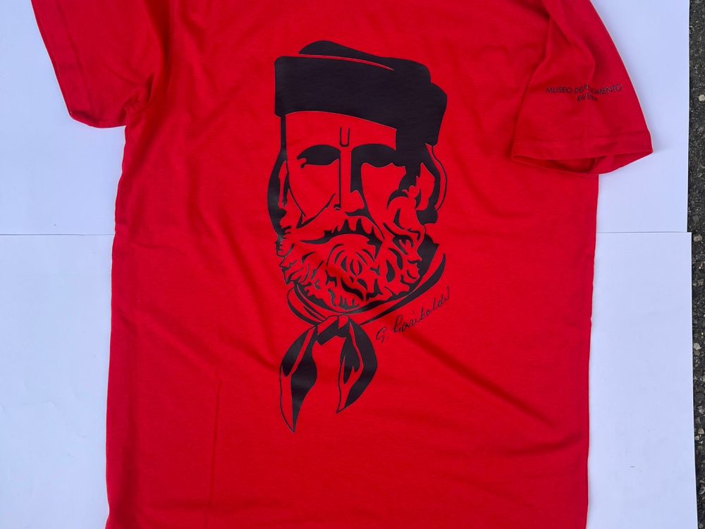 Le nuove magliette di Garibaldi ai Musei Byron e del Risorgimento per festeggiare il compleanno dell’Eroe dei due mondi