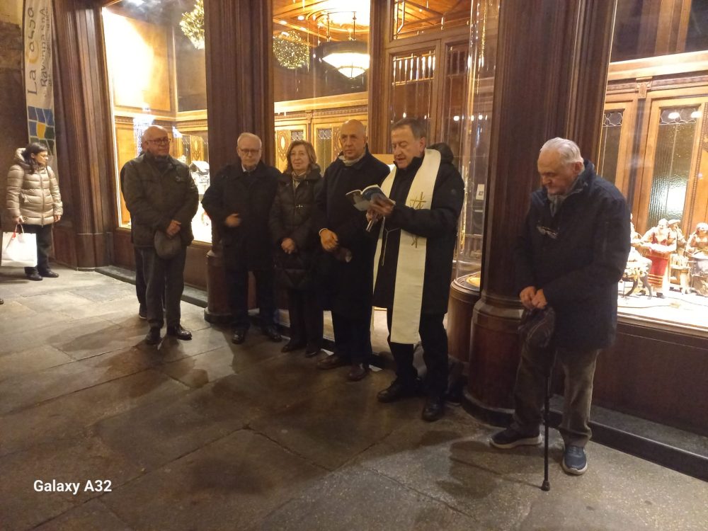 L’Arcivescovo Monsignor Lorenzo Ghizzoni ha benedetto i Presepi Storici esposti al Private Banking della Cassa