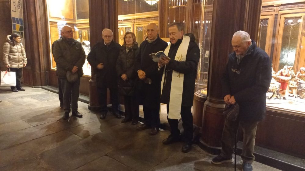 L’Arcivescovo Monsignor Lorenzo Ghizzoni ha benedetto i Presepi Storici esposti al Private Banking della Cassa