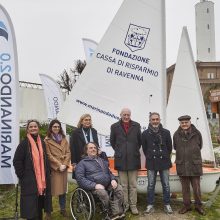 La Fondazione Cassa di Risparmio di Ravenna dona una barca a vela accessibile alla scuola parasailing Marinando 2.0